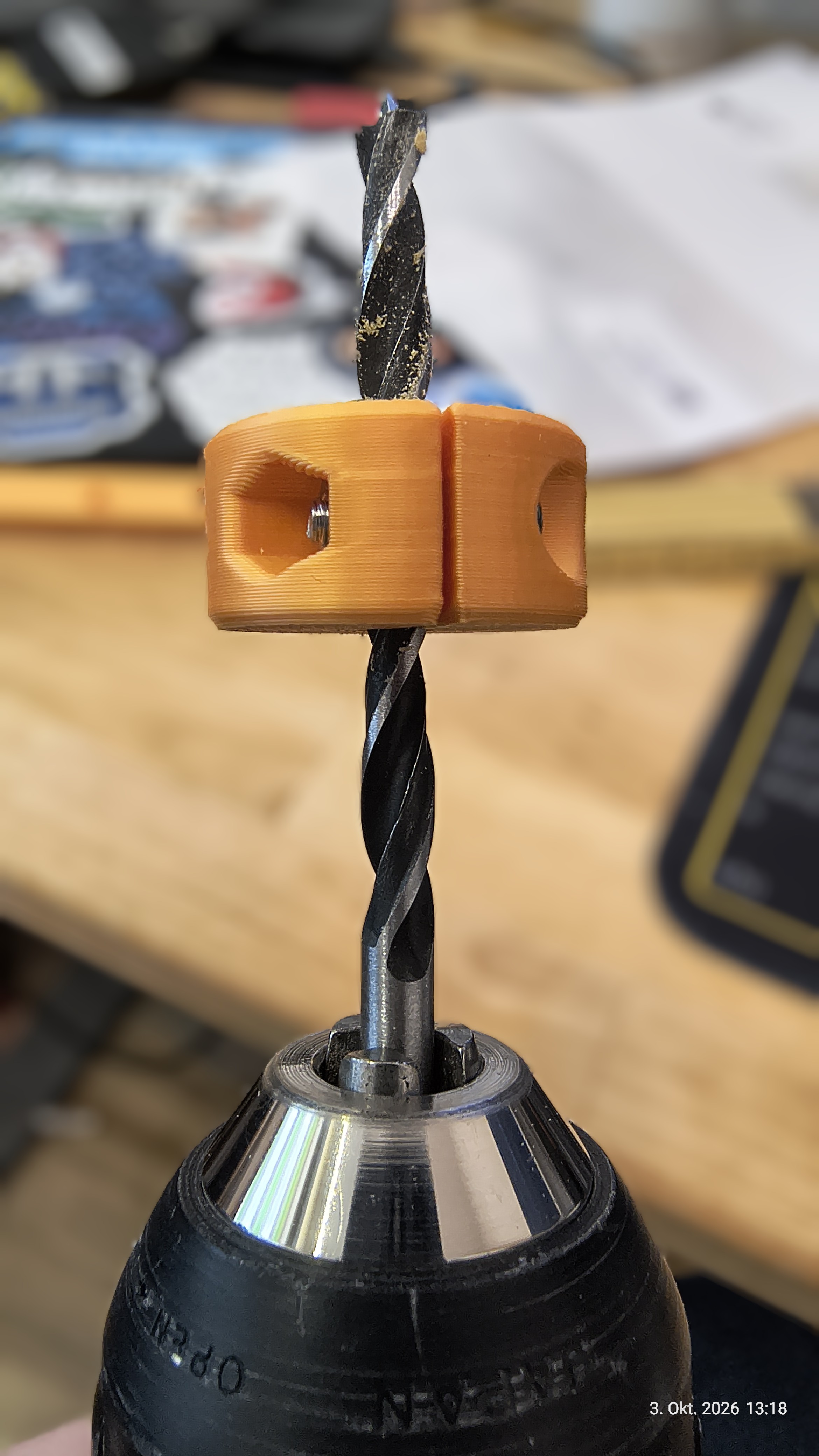Ein orangefarbener Tiefenanschlag auf einem 5-mm-Bohrer, eingespannt in ein Bohrfutter