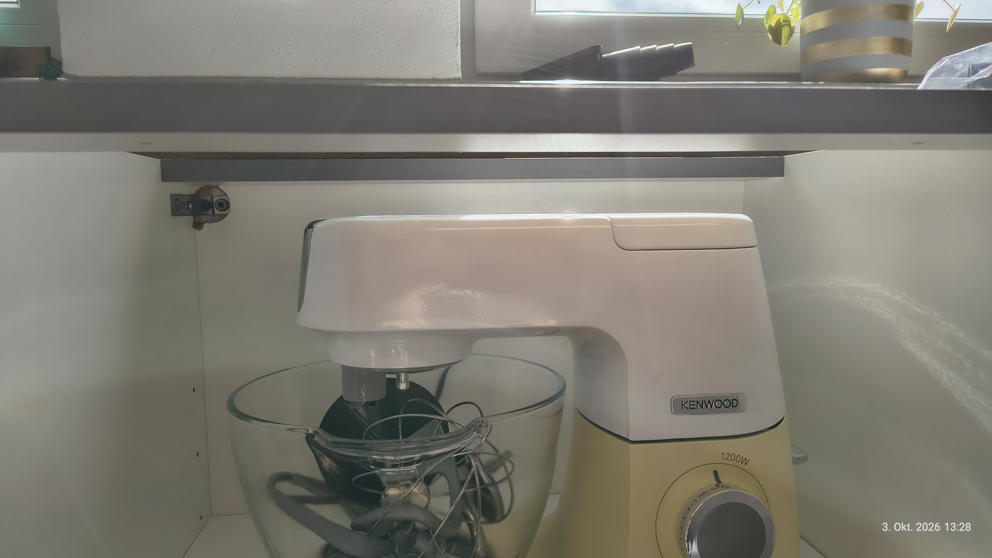 Küchenmaschine von Kenwood im Küchenschrank. Der Platz nach oben ist nun deutlich größer.